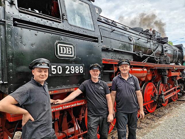 Felix Scheuch, Pirmin Lexer und Valentin Stöckle (von links) sind drei der ehrenamtlichen Helfer des Vereins der Dampflokfreunde ...