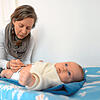 Eine Hebamme untersucht ein Baby.