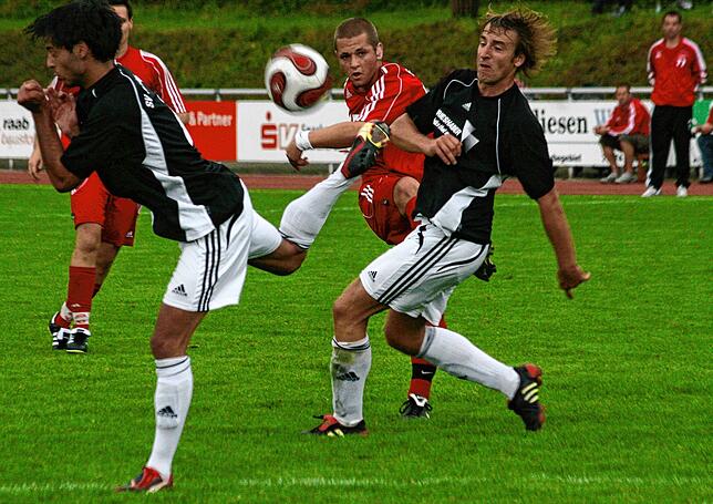 Volltreffer: Der SV 08 Laufenburg tat sich nach dem Abstieg aus der Landesliga extrem schwer, überwinterte auf einem Abstiegsplatz. ...
