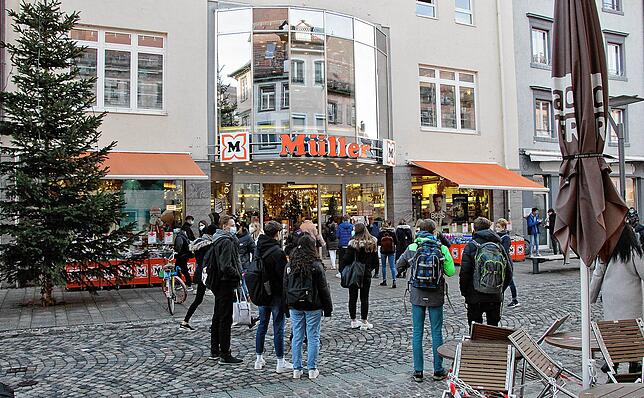 In Villingen sind am Montag noch zahlreiche Kunden in der Innenstadt unterwegs.