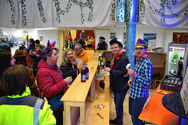 Bild 6: Bilder vom Laufnarrenmarkt am Stockacher Narrenbaum und im Bürgerhaus