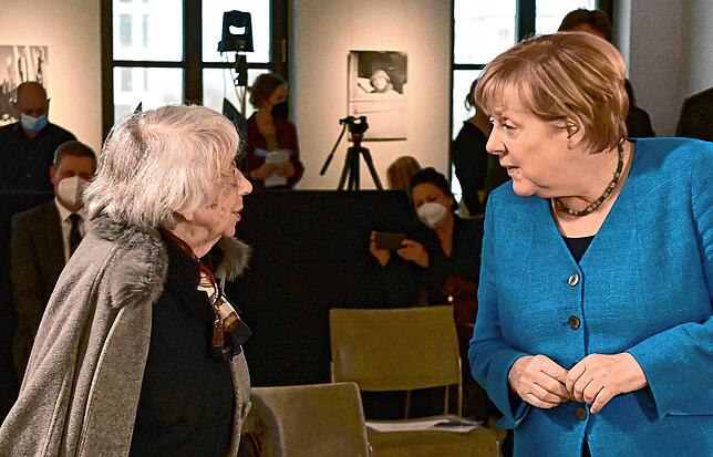 Die damalige Bundeskanzlerin Angela Merkel mit Margot Friedländer vor der Verleihung des Margot-Friedländer-Preis 2021 an Schülerinnen ...