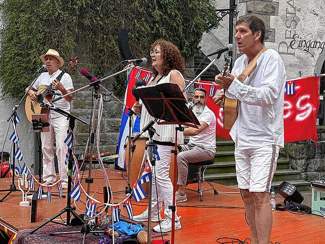 Begeisterte am Freitagabend im Schlosshof: Die Salsa-Band „Son Tres“ mit (von links) Sebastian Dix am Bass, Sängerin Gaby Lorusso, Luigi ...