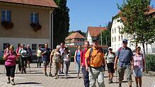 Nach dem Rucksackvesper auf den Papstbänken vor den Toren der Pfarrkirche in Wald machte sich die Wandergruppe auf den Rückweg.
