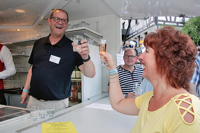Auch wenn Oberbürgermeister Jürgen Roth beim Arbeitseinsatz am Stand der Schwenninger Stadtmusik alle Hände voll zu tun hat, nimmt er ...