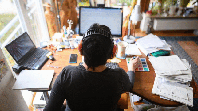 Homeoffice und Rückenschmerzen: Diese Kombination scheint vor allem in Lockdown-Zeiten nicht selten zu sein.