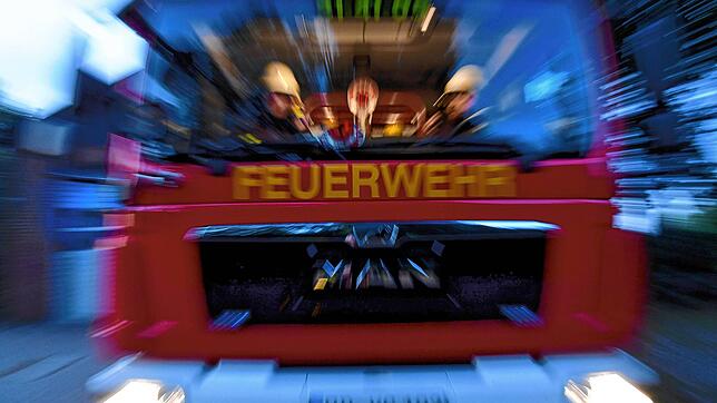 Ein Feuerwehrauto im Einsatz. (Symbolbild) Ein Großaufgebot rückt am Samstag, 25. Mai, zu einem Wohnhausbrand in Rheinfelden-Degerfelden ...