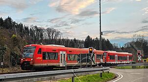 Eine Regionalbahn auf der Strecke der Bodenseegürtelbahn zwischen Radolfzell und Stahringen. Die Elektrifizierung der Strecke übernimmt ...