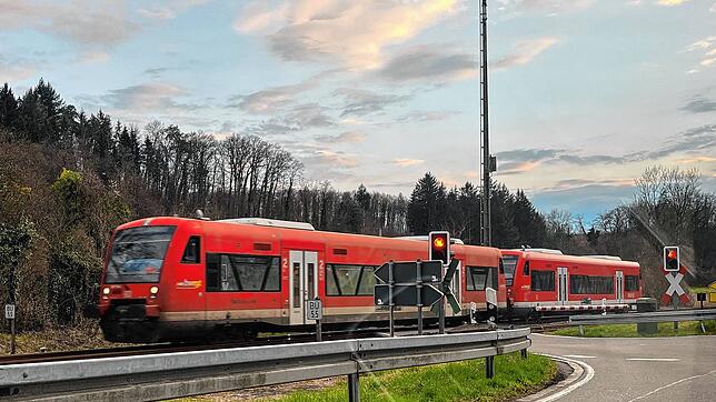 Eine Regionalbahn auf der Strecke der Bodenseegürtelbahn zwischen Radolfzell und Stahringen. Die Elektrifizierung der Strecke übernimmt ...