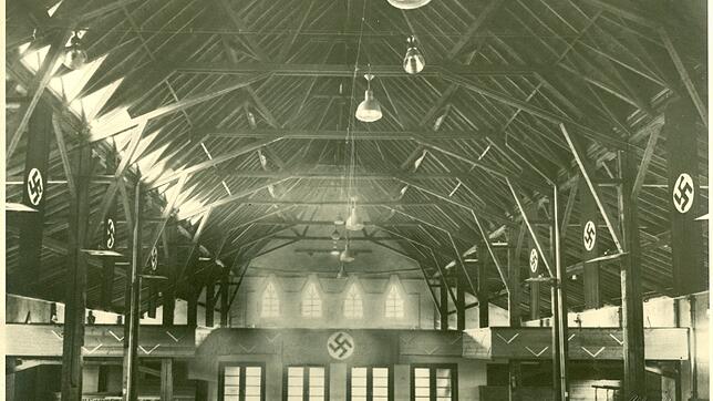 Das Bild dokumentiert nicht nur die Nutzung der Scheffelhalle durch die Nazis, sondern zeigt das Dachgebälk in seiner sogenannten ...