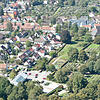 Auf der grünen Fläche westlich des Parkplatzes und angrenzend an den Hauptfriedhof sollen die vier Hoffnungshäuser gebaut werden.