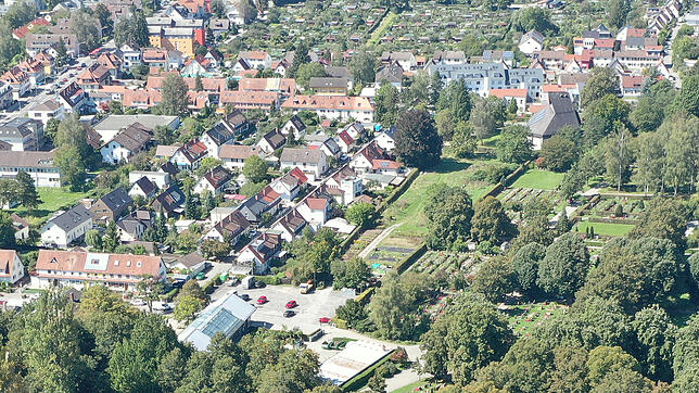 Auf der grünen Fläche westlich des Parkplatzes und angrenzend an den Hauptfriedhof sollen die vier Hoffnungshäuser gebaut werden.