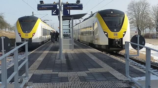 Vor allem Schüler, aber auch Mitarbeiter der Firma Freilacke, nutzen die neuen Umstiegsmöglichkeiten am Dögginger Bahnhof