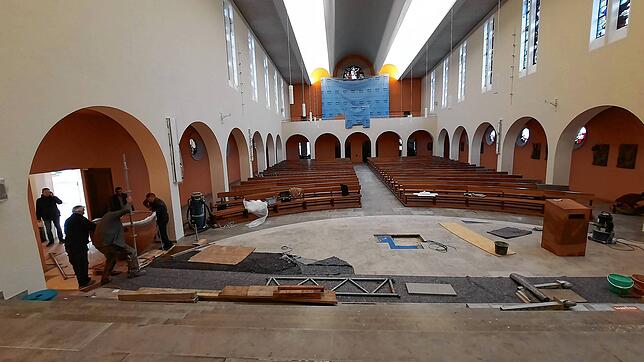 Der Altar muss in die Mitte, wo die kleine Aussparung im Boden ist. Rechts steht bereits der neue Ambo aus demselben Gestein.