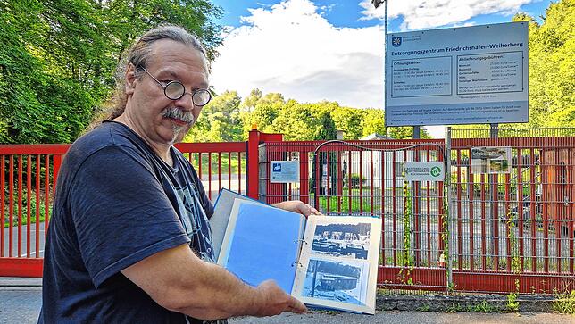 Thomas Kliebenschedel vor dem Entsorgungszentrum Friedrichshafen-Weiherberg. Auf den Foto sind alte Aufnahmen des Raketen-Testgeländes ...