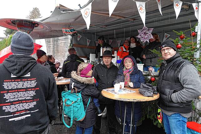 Bild 21: Groß und Klein trotzen beim Weihnachtsmarkt Rickenbach dem Schmuddelwetter