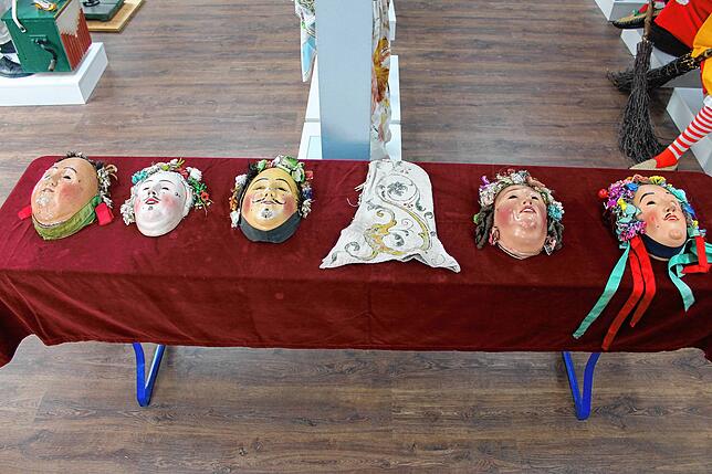 Fünf Hanselmasken aus dem Depot der Fürstenberger. Die Maske ganz rechts ist eindeutig Fürst Joachim zu Fürstenberg zuzuordnen. Herkunft ...