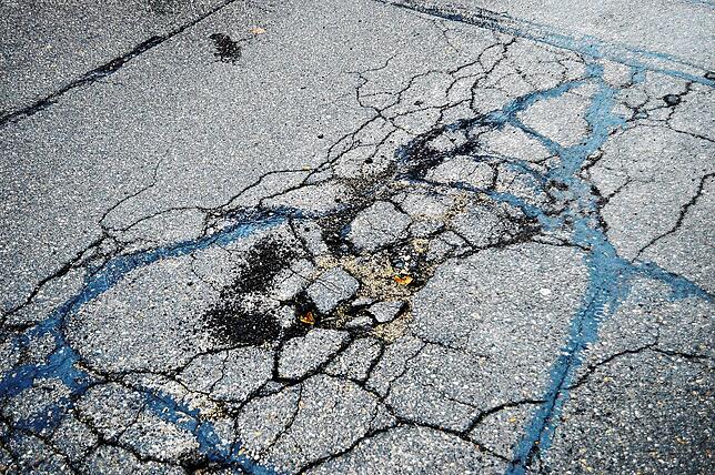 Folgen eines Wasserrohrbruchs: Der Asphalt in der Straße Am Wohrenberg ist aufgeplatzt.