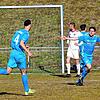 Na, wie hab ich das gemacht. Denys Martini (rechts) bejubelt sein 2:0 beim 4:1-SIeg gegen den FC Schönau. Pascal Störk (links) eilt ihm ...