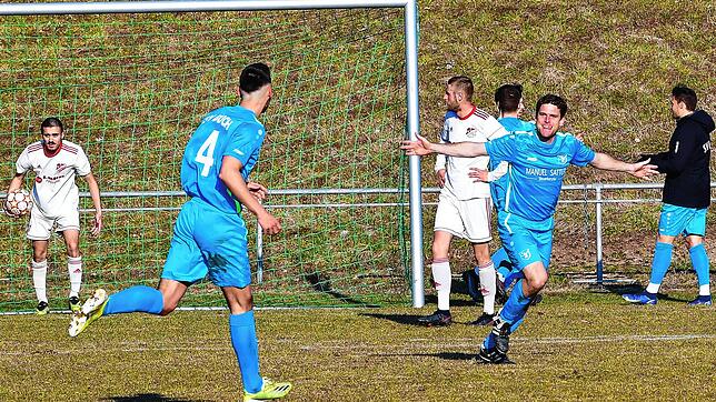 Na, wie hab ich das gemacht. Denys Martini (rechts) bejubelt sein 2:0 beim 4:1-SIeg gegen den FC Schönau. Pascal Störk (links) eilt ihm ...
