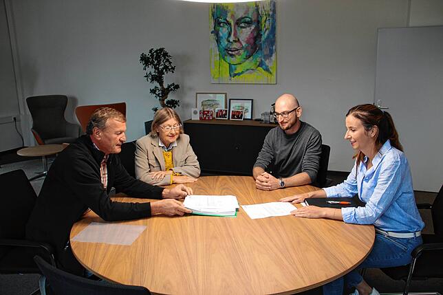 Von den Freien Wählern Radolfzell übergaben Peter Blum (Vorsitzender) und Renate Schittek (Schriftführerin) die 779 Unterschriften an ...