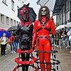 Bevor das Torture Ship ablegt, ist im Bereich des Hafens viel los. Zahlreiche Menschen haben sich eingefunden, um die exotischen Kostüme ...