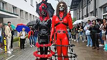 Bevor das Torture Ship ablegt, ist im Bereich des Hafens viel los. Zahlreiche Menschen haben sich eingefunden, um die exotischen Kostüme ...