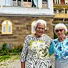 Hildegard Ruppel (links) und Waltraud Schröder vor dem Haus Hohenbaden. In den 50er Jahren waren die Frauen hier zur Kinderkur.