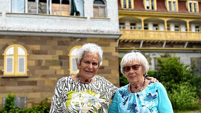 Hildegard Ruppel (links) und Waltraud Schröder vor dem Haus Hohenbaden. In den 50er Jahren waren die Frauen hier zur Kinderkur.