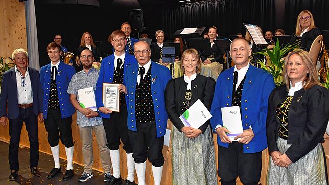 Bei der Auszeichnung (von links): Hans-Jörg Kammerer, Steffen Wälde, Marc Roth, Andreas Weisser, Fritz Wälde, Claudia Krause, Ralf ...