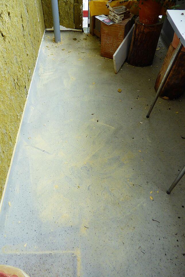 Die Mieter befürchten, dass beim Abschlagen der Fassade sich herauslösende Mineralwolle gesundheitsschädlich sein könnte. Zusätzlich ...