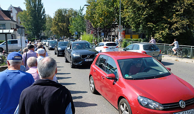 Testlauf am Sonntag: Fußgänger strömen vom Busbahnhof zur Innenstadt, Autos stauen sich aus beiden Richtungen vor dem Parkhaus ...