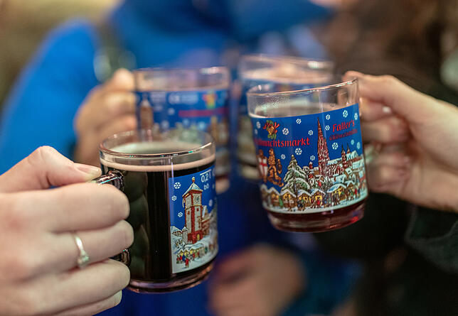 Darauf einen Glühwein &ndash; vier Frauen stoßen auf dem Weihnachtsmarkt an.