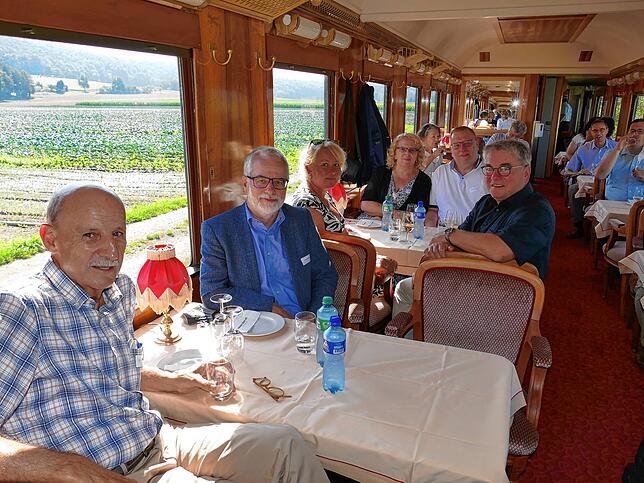 Gute Gespräche im Speisewagen der Museumsbahn mit Giorgio Behr (vorne), ihm gegenüber Eberhard Röhm, dahinter Ines und Ralf Baumert ...