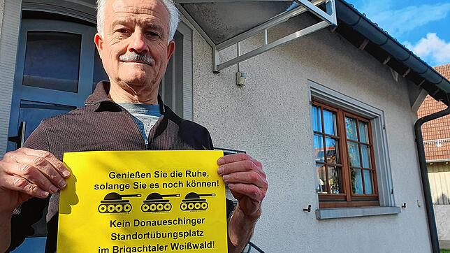 Ferdinand Ritzmann protestiert vor seinem Haus gegen den geplanten Übungsplatz im Wald bei Überauchen.