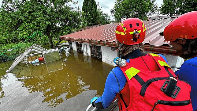 Die Einsatzkräfte der DLRG-Ortsgruppe Waldshut-Tiengen während der Evakuierung.