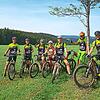 Die Radgruppe in der Nähe der Kalten Herberge mit dem Feldberg im Hintergrund mit (von links) Christian Schuler (Schonach), Wolfgang ...