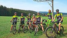 Die Radgruppe in der Nähe der Kalten Herberge mit dem Feldberg im Hintergrund mit (von links) Christian Schuler (Schonach), Wolfgang ...