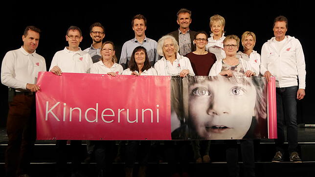 Die grenzüberschreitenden ehrenamtlichen Mitglieder des Organisatoren-Teams der Kinderuni freuen sich über ein erfolgreich ...