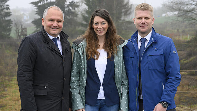 Die beherrschende Farbe im neuen Gewerbegebiet der Stadt Radolfzell Blurado ist blau: OB Martin Staab mit blauer Krawatte, ...