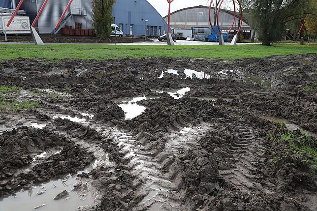 Bild 1: Oktoberfest-Abbau verzögert sich: Klein Venedig gleicht derzeit einem Schlachtfeld