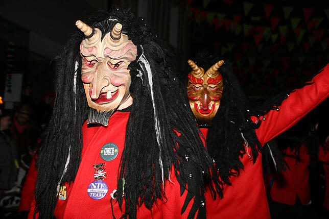 Schaurig-schön: Bollschweiler Teufel in ihren bizarren Masken und feuerroten Kostümen.