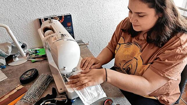 Leonie Isinov (15) aus Schwenningen hat schon zehn Atemschutzmasken selbst genäht. Diese stellt die Familie einer Arztpraxis kostenlos ...