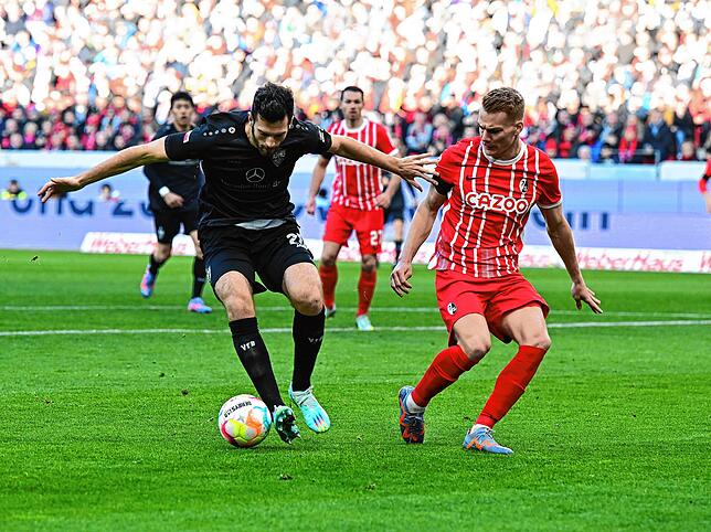 Fußball, Bundesliga, SC Freiburg – VfB Stuttgart, 20. Spieltag, Europa-Park Stadion. Stuttgarts Luca Pfeiffer (l) und Freiburgs ...