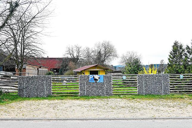 Derzeit sind die Parkplätze der Straußenfarm leer. Führungen bleiben aufgrund der Stallpflicht der Vögel aus. Dadurch fehlen Einnahmen.