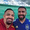 Bitte lächeln: Dani Carvajal (rechts) hat sich nach dem Training Zeit für Ramiro und andere Fans genommen.
