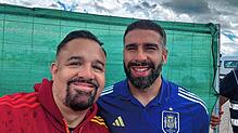 Bitte lächeln: Dani Carvajal (rechts) hat sich nach dem Training Zeit für Ramiro und andere Fans genommen.