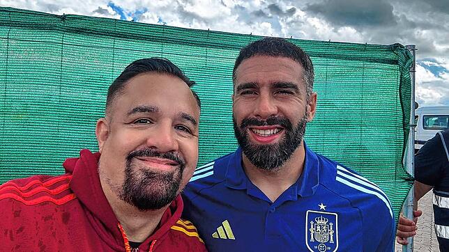 Bitte lächeln: Dani Carvajal (rechts) hat sich nach dem Training Zeit für Ramiro und andere Fans genommen.