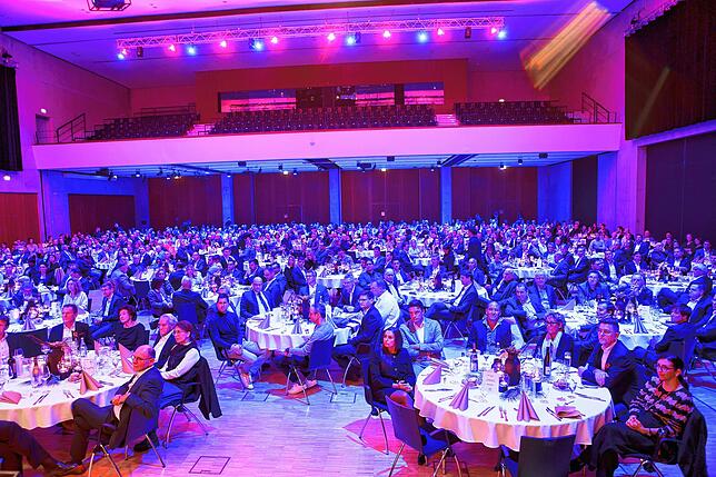 Mit etwa 580 Teilnehmern war die Stadthalle bei der Abendgesellschaft von Singen aktiv am 7. November 2024 wieder ausgebucht.