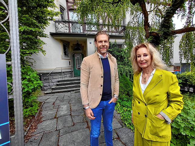 Achim Niess, Geschäftsführer von Blufink-Immobilien, und Birgit Pfeiffer-Buchbinder geben einen Einblick in das historische Gebäude.